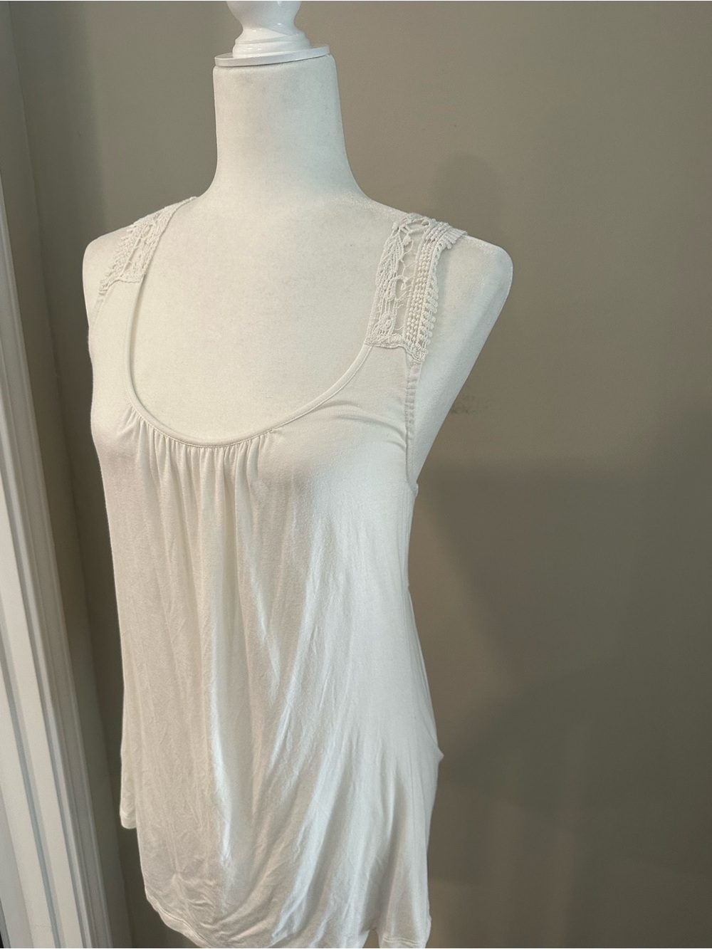 Willi Smith Cream Crochet-Detail Scoop Neck Camisole